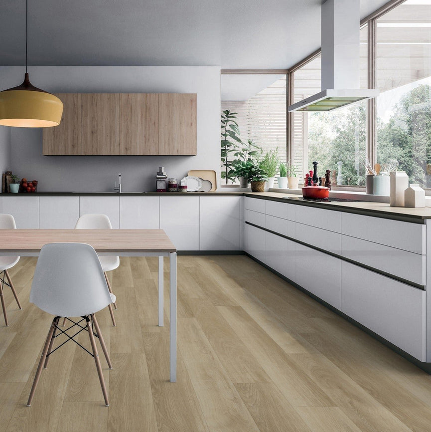 Cuisine moderne avec plancher de vinyle premium Canva, armoires blanches, plan de travail en bois, grande fenêtre lumineuse, table à manger et chaises design. Idéal pour rénover votre intérieur. Nouveautés,En stock,Tous produits,Vinyles collés
