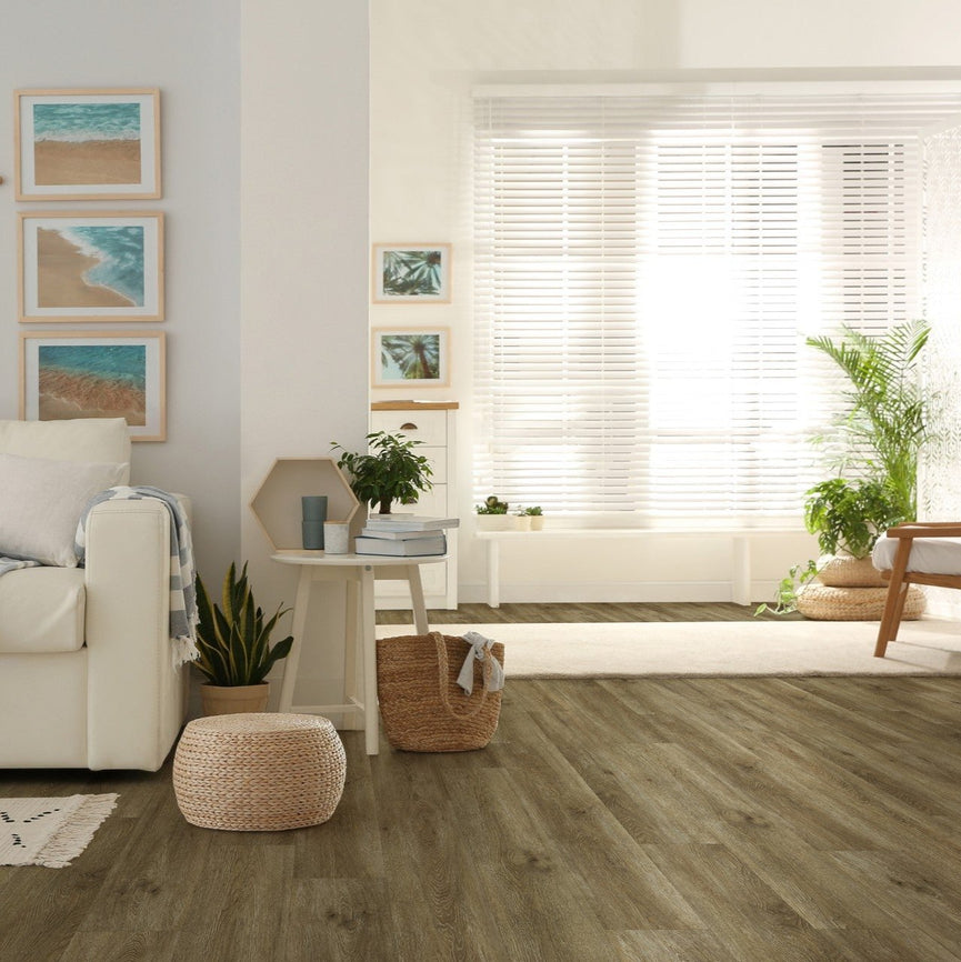Intérieur lumineux avec plancher de vinyle premium Earth, offrant un look naturel et chaleureux. Décoration côtière avec tableaux de plage et plantes vertes. Ambiance apaisante et élégante pour la maison. Nouveautés,En stock,Tous produits,Vinyles collés