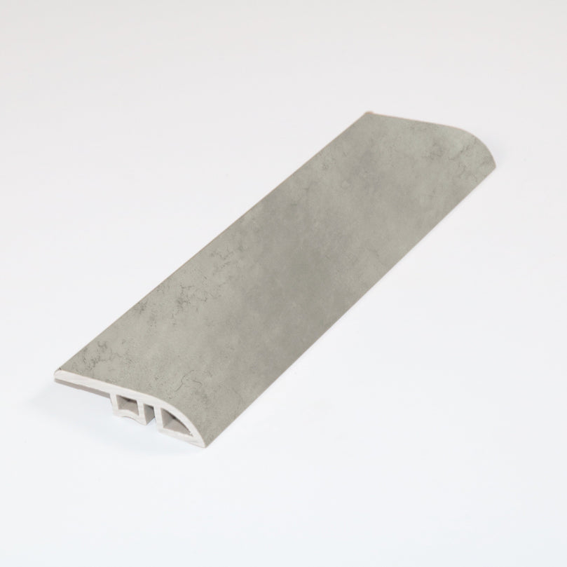 Réducteur à usages multiples pour vinyle SPC, couleur béton gris pâle, 96 pouces de long. Profil surbaissé avec finition imitation bois, assurant une transition harmonieuse entre différents revêtements de sol.