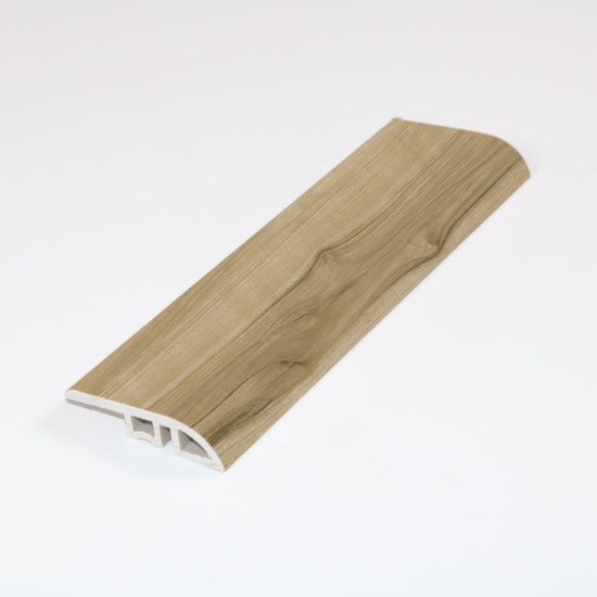 Réducteur de transition en vinyle SPC couleur érable beige, conçu pour une installation facile entre différents types de revêtements de sol. Aspect bois naturel, design épuré et sécuritaire pour une finition professionnelle.