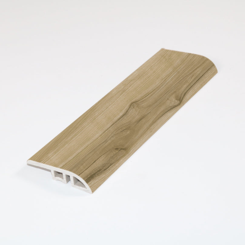 Réducteur de transition en vinyle SPC couleur érable beige, conçu pour une installation facile entre différents types de revêtements de sol. Aspect bois naturel, design épuré et sécuritaire pour une finition professionnelle.