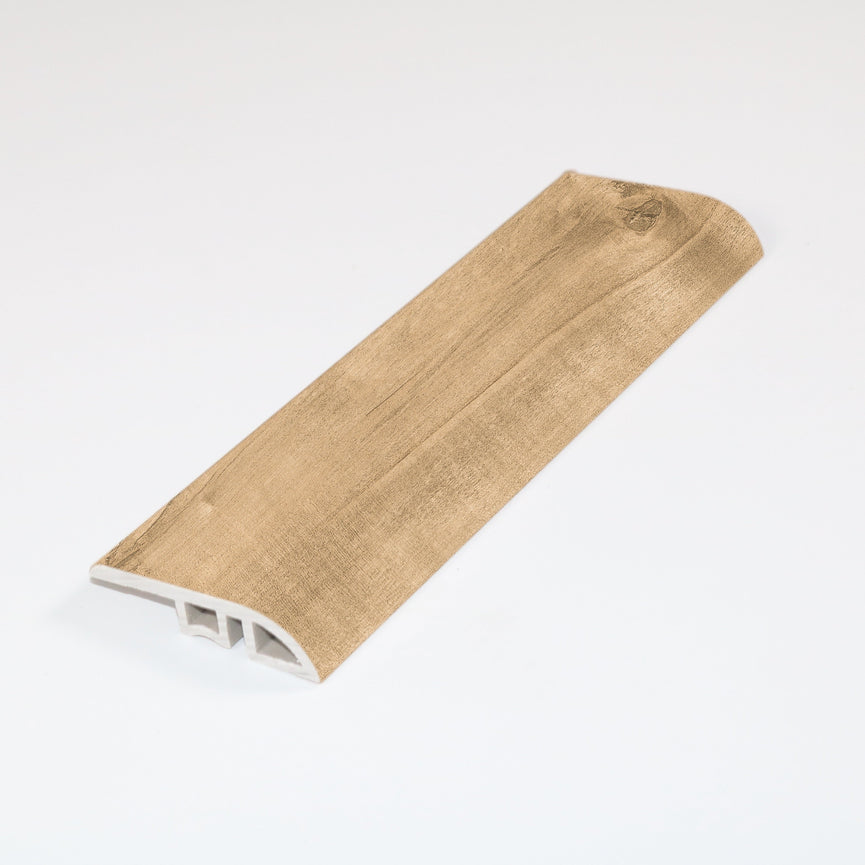 Réducteur à usages multiples pour vinyle SPC en finition bois naturel, assurant une transition harmonieuse entre différents revêtements de sol. Installation facile et design élégant pour un look épuré et sécuritaire.