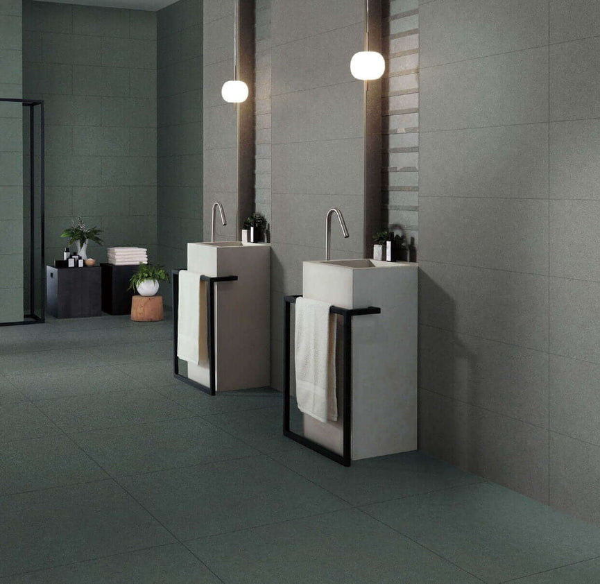 Salle de bain épurée avec céramique klassik noir au sol, mobilier minimaliste, robinetterie moderne et ambiance lumineuse naturelle entrepot de la reno
