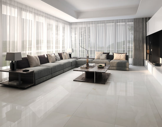 Exemple d'un salon moderne avec grande baies vitrées qui apporte de la lumière à la ceramique Onyx par entrepot de la reno
