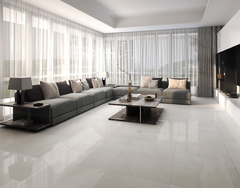 Exemple d'un salon moderne avec grande baies vitrées qui apporte de la lumière à la ceramique Onyx par entrepot de la reno