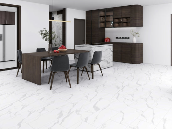 Cuisine moderne avec plancher vinyle SPC effet marbre blanc 12x24, meubles en bois foncé et îlot central coordonné, parfait pour un intérieur élégant et lumineux.