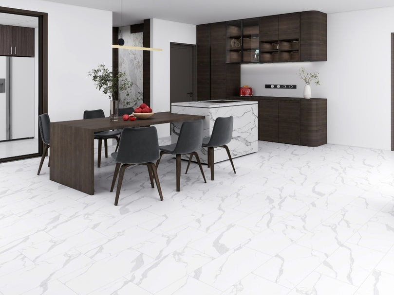 Cuisine moderne avec plancher vinyle SPC effet marbre blanc 12x24, meubles en bois foncé et îlot central coordonné, parfait pour un intérieur élégant et lumineux.