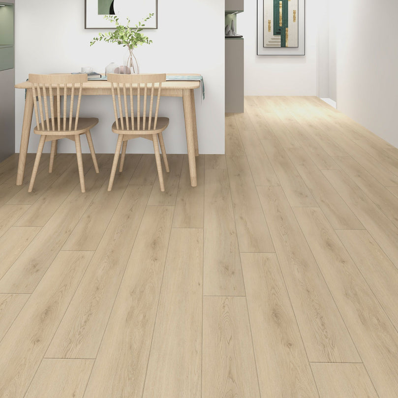 Plancher vinyle SPC Azura dans une salle à manger moderne avec table en bois clair, chaises et décoration minimaliste, montrant la beauté et la durabilité du revêtement de sol