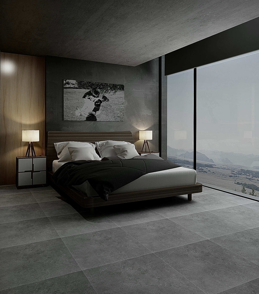 Chambre à coucher moderne avec carrelage Céramique Crown Grigio au sol, lit noir, vue panoramique, et décoration minimaliste. Ambiance élégante et sophistiquée.