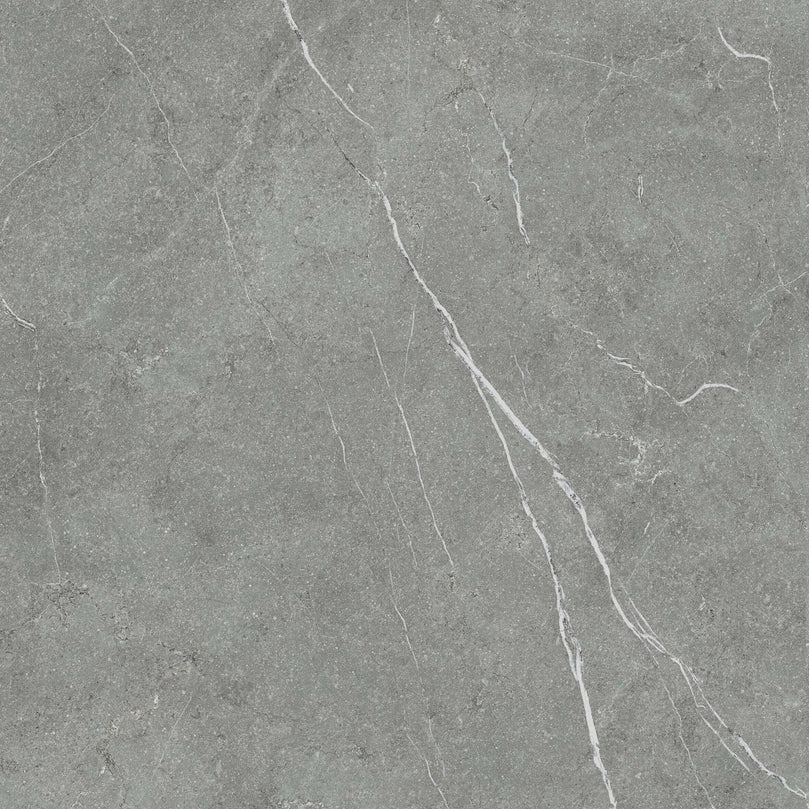 Carrelage Céramique Marble Stone Grigio, aspect marbre gris avec veines blanches délicates. Texture mate, finition élégante pour sol et mur. Idéal pour intérieurs modernes et luxueux.