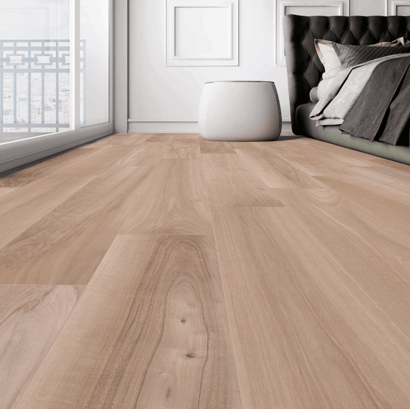 Plancher en céramique effet bois chêne Céramique Wood K Chêne dans une chambre moderne avec lit capitonné noir et table basse blanche, offrant une ambiance chaleureuse et élégante